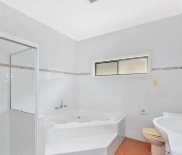 Spacious Home in Prime Area - Garden and Pool Maintenance Included - Photo 3