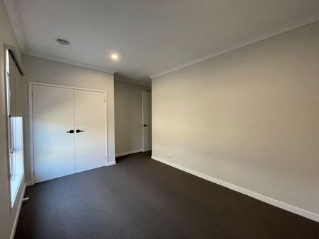 Family Home in Grand Central Tarneit! - Photo 4
