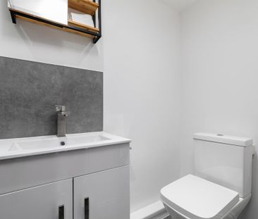 1 bedroom in a house share to rent - Photo 2