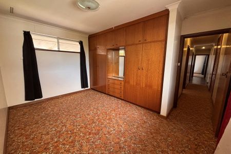 CHARACTER RESIDENCE WITH GENEROUS SPACE - Photo 4