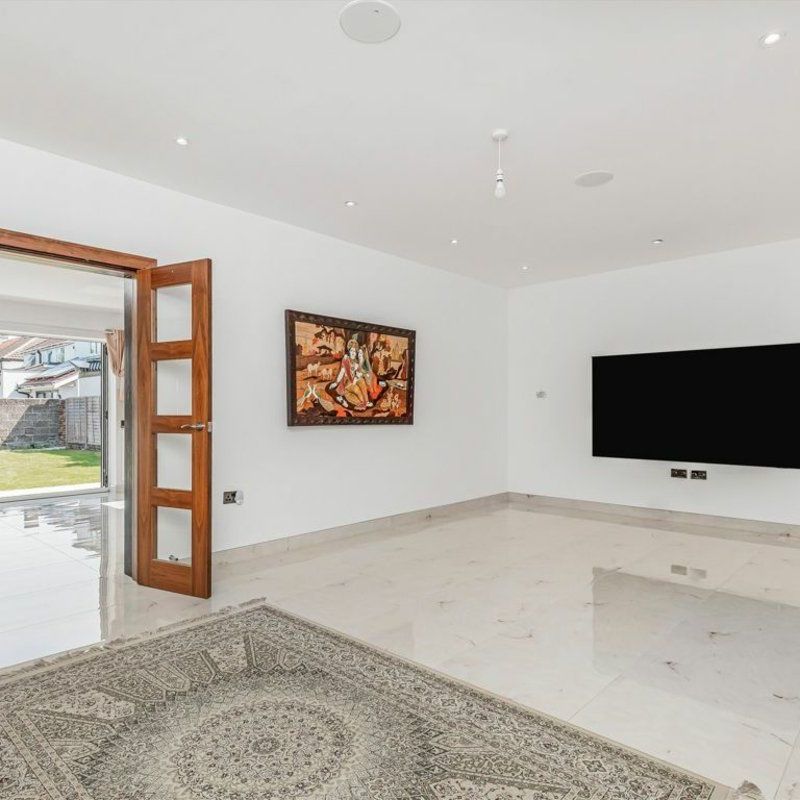 Hampton Lane, Hanworth, TW13 - Photo 1