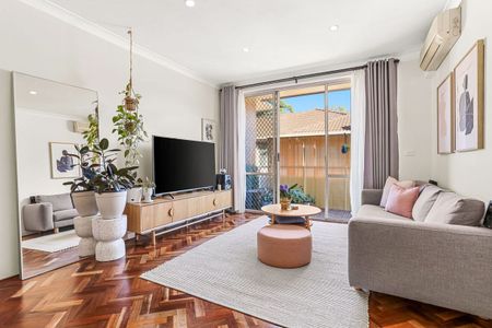 Modern Two-Bedroom Apartment in Prime Location - Photo 3