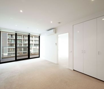 Spacious 1 Bedroom Unit in Central Location - Photo 2