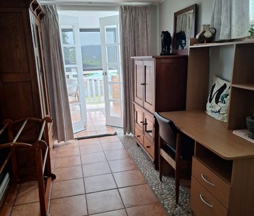 Private, Fully Furnished 2-Bedroom Granny Flat in Parkwood - Photo 3