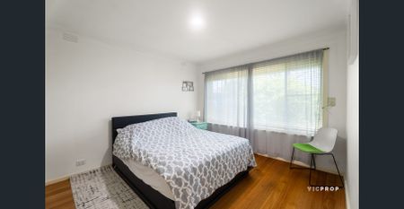 Comfortable Family Living in a Prime Lalor Location - Photo 2