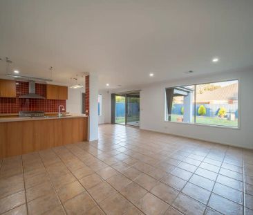 “Spacious family living in the heart of Lakeside Estate.” - Photo 2