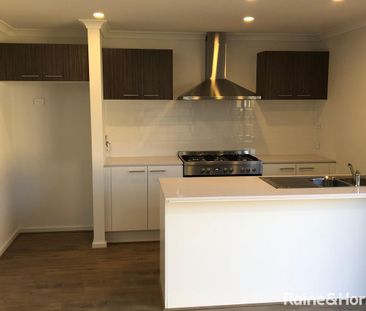 Splendid Family Home in Elements estate, Truganina! - Photo 3
