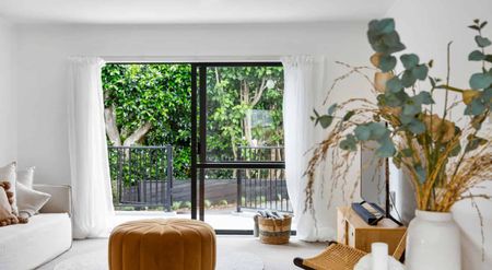 **Charming 3-Bedroom Family Home in Browns Bay, Auckland – $800 per Week** - Photo 4