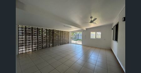 Comfortable 3 bedroom home in Clinton with low maintenance living. - Photo 2