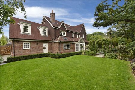 Stunning detached home which is finished to a high standard throughout - Photo 2