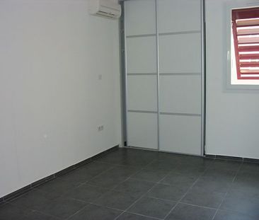 Location Appartement 3 pièces 74m² STE CLOTILDE 97490 - Photo 1