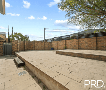 RECENTLY RENOVATED TOWNHOUSE NEXT TO THE RIVER - Photo 6