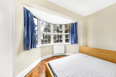 4 bedroom flat in London - Photo 4