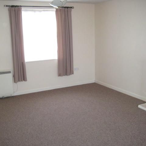2 bedroom ground floor flat to rent - Photo 1