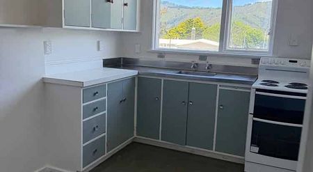 3-Bdrm Apartment in Epuni – Close to everything! - Photo 4