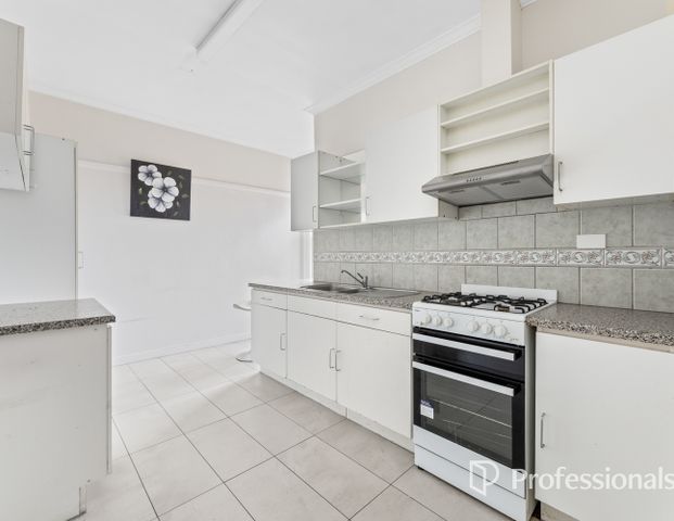 McKinnon Secondary College School Zone - Stylish 2-Bedroom Unit - Photo 1