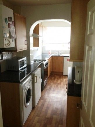 FOUR BEDROOM-2 BATHROOMS-NEWLY REFURBISHED-5 MINS FROM BCU-£80 P/W... - Photo 5