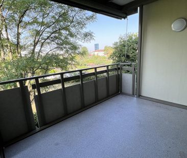 Hell, modern mit grossem Balkon und eigenem Waschturm - Foto 1