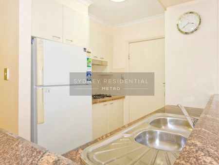 Spacious Two Bedroom Apartment In Prime Location - Photo 3