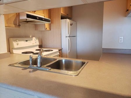 For Lease - 909 Bay Street Unit# 1608, Toronto, Ontario - Photo 2