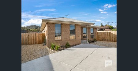 Modern, single level home with outdoor entertaining area! - Photo 2