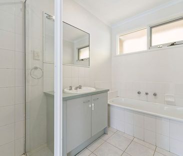 Gorgeous 3-Bedroom Family Home in Prime Location Cranbourne West - Photo 6