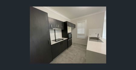 3 bedroom home offers great value for new tenants, with its large fully fenced yard, double garage, solar panels, and modern features. - Photo 2