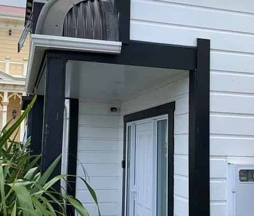 Modern 4BR Townhouse in Te Aro! - Photo 1