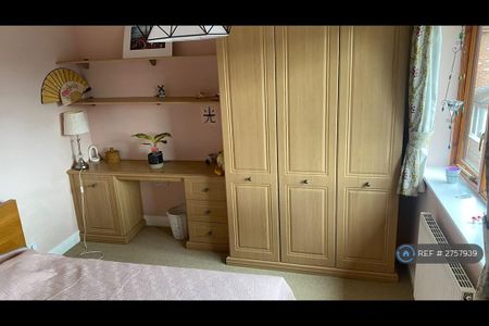 1 bedroom in a house share to rent - Photo 2