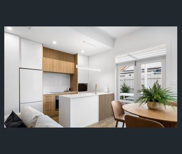 A PERFECTLY POSITIONED STUNNER - Photo 6