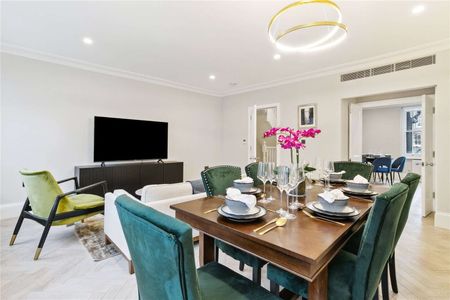 A superb three bedroom apartment located on a sought after garden square in Notting Hill - Photo 2