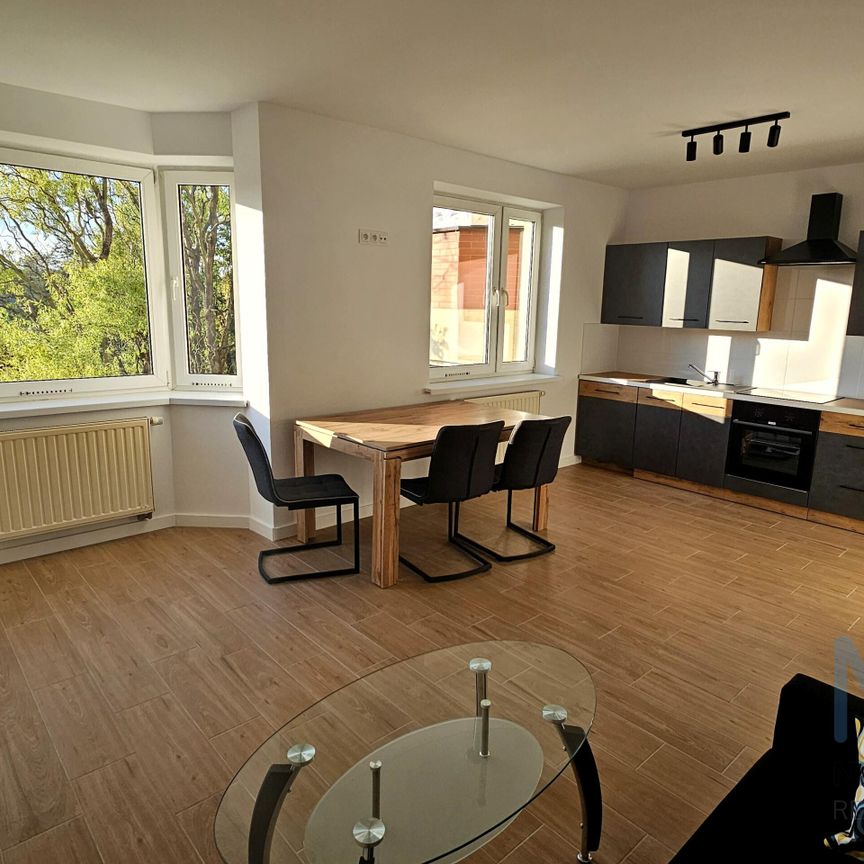 Swieżo wyremontowane 2 pokoje z dużym balkonem - Фото 1