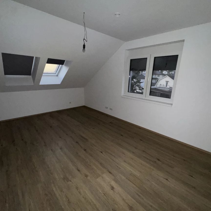 GROßZÜGIGE 4-ZIMMER DACHGESCHOSSWOHNUNG MIT BALKON! AB SOFORT VERFÜGBAR! - Foto 1