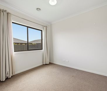 SPACIOUS OPEN LIVING FAMILY HOME - Photo 6