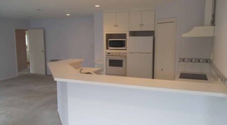 Spacious Home In Quiet Neighbourhood - Photo 2