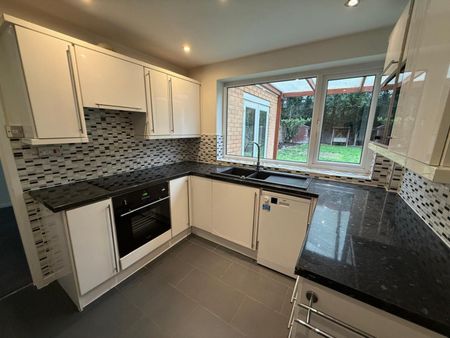 4 bedroom House To Let - Photo 5