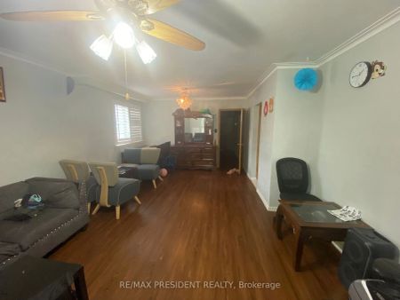 Detached Home For Lease | W9038936 - Photo 4