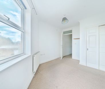 Flat to rent - Dairy Farm Place, London, SE15 - Photo 2