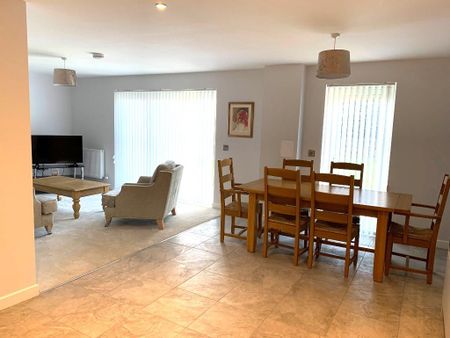 4 bedroom detached house to rent - Photo 2