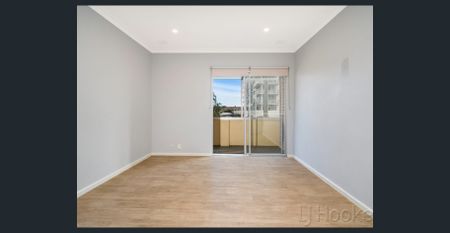 Renovated 2 Bedroom Apartment - Photo 2