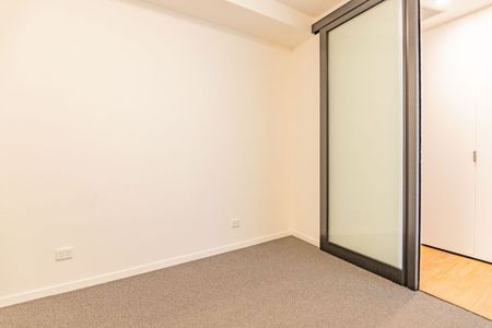 Luxury Living in the Heart of Adelaide – Spacious 2-Bedroom Apartment with Stunning City Views - Photo 4