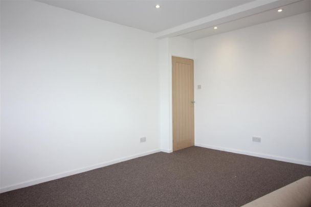 4 Bedroom Flat - Above Shop To Let - Photo 1