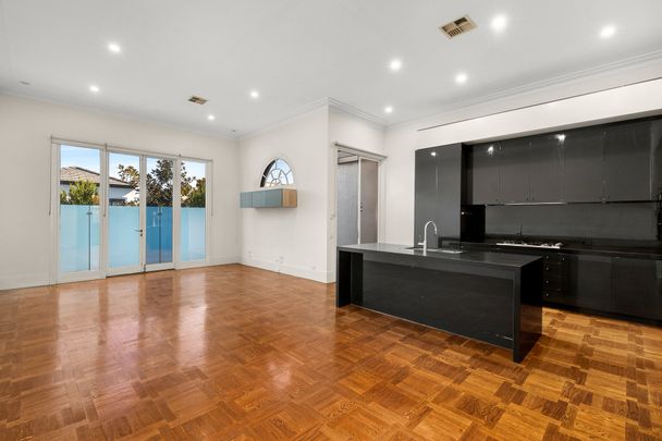 Elegant Triple Storey Executive Residence in Prime Toorak Location - Photo 1