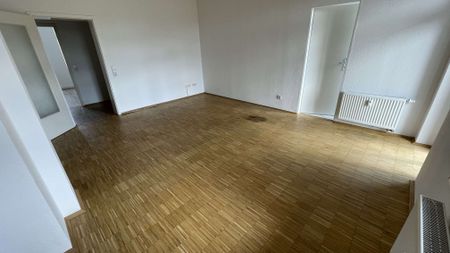 1. OG/ großes Wohnzimmer + Balkon / Stellplatz mögl. ! - Photo 2