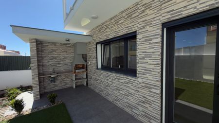 Moradia em Famões pensada para T4 | sala de 43 m² que dá 4.º quarto | 225 m² | lote 279 m² - Photo 4