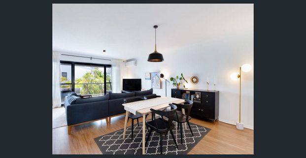 Boutique complex “Saks on Fifth Avenue” - Right in the heart of Burleigh Heads - Photo 1