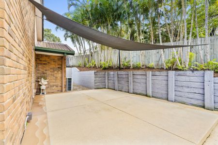 SPACIOUS FAMILY HOME WITH POOL - Photo 5