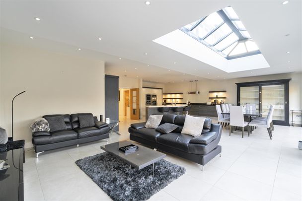 5 bed detached house to rent in Avenue Road, Dorridge, Solihull - Photo 1