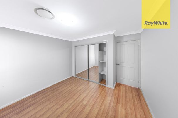 Modern 3 bedroom townhouse. Large, private, sunny courtyard. - Photo 1