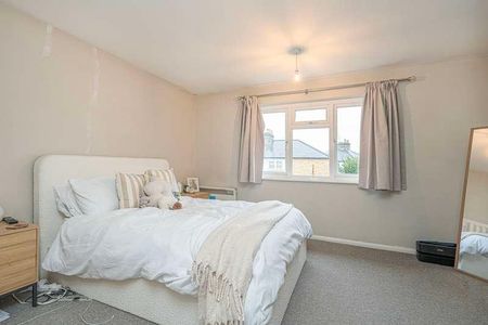 Somerset Close, Hersham, Walton-on-thames, Surrey, KT12 - Photo 4